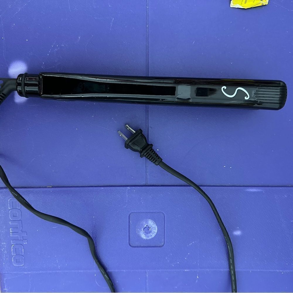 Sultra 1 inch black flat iron